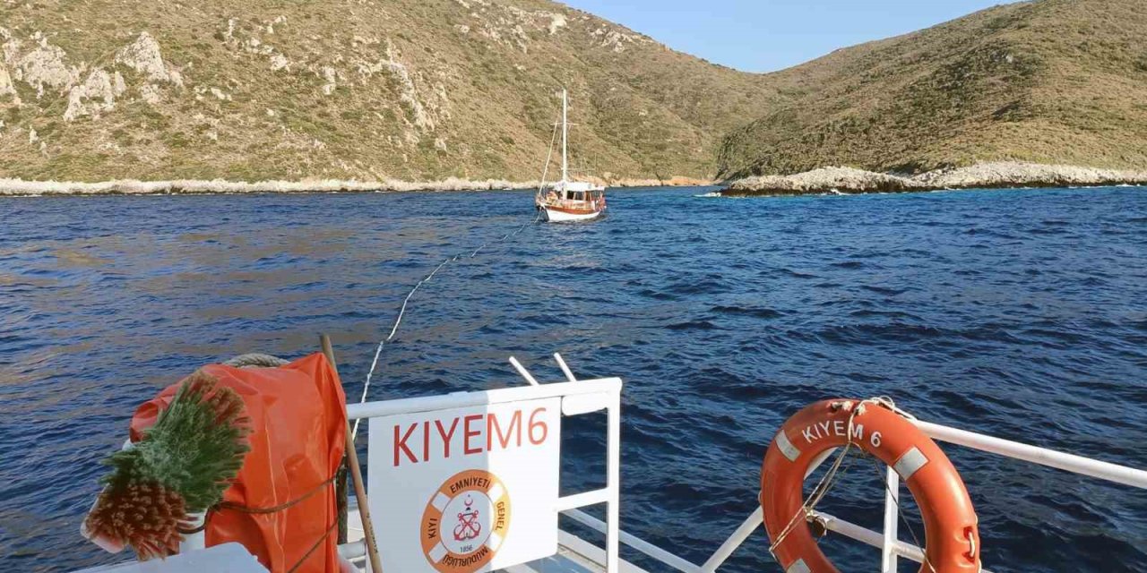 Arıza yapan ve sürüklenen 15 metrelik tekneyi KIYEM ekipleri kurtardı