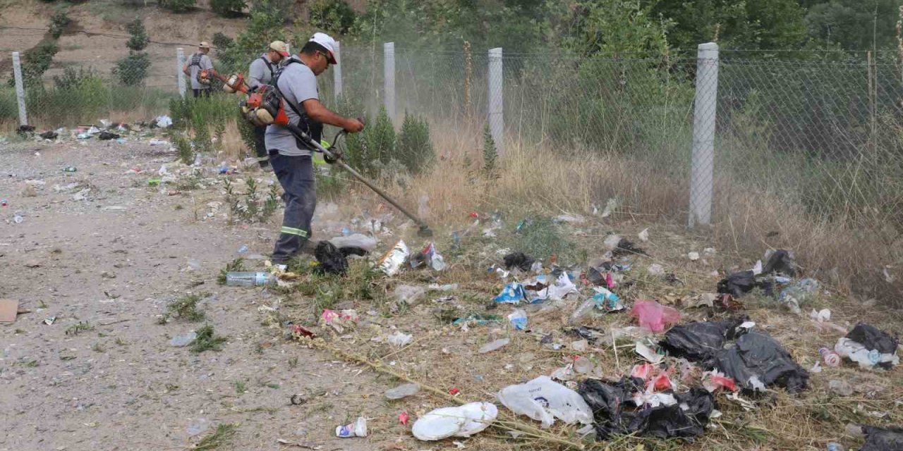 Nazilli’de doğaya bırakılan 3 kamyon çöpü topladılar