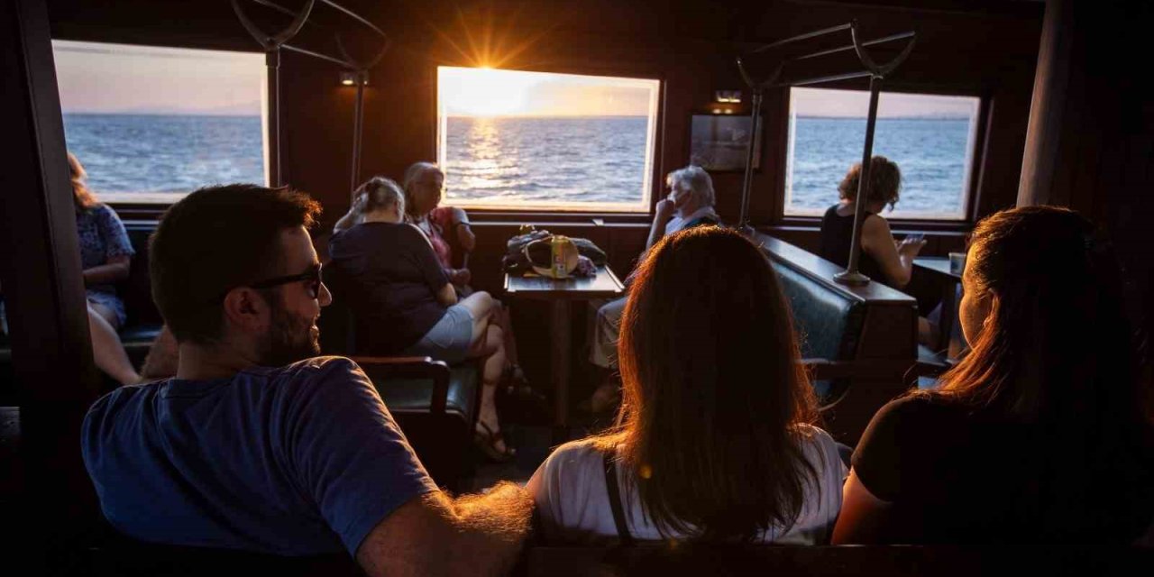 İzmir’in eşsiz gün batımında Körfez turları başladı