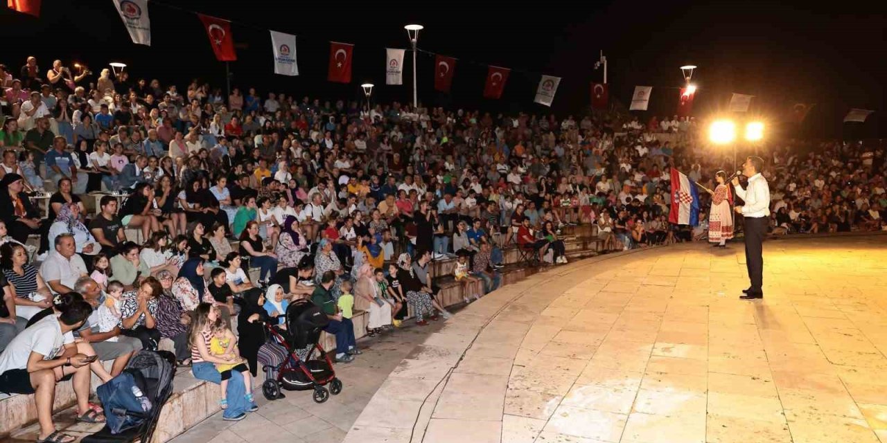 Denizli  Büyükşehirin halk dansları festivali kentin dört bir yanında devam ediyor