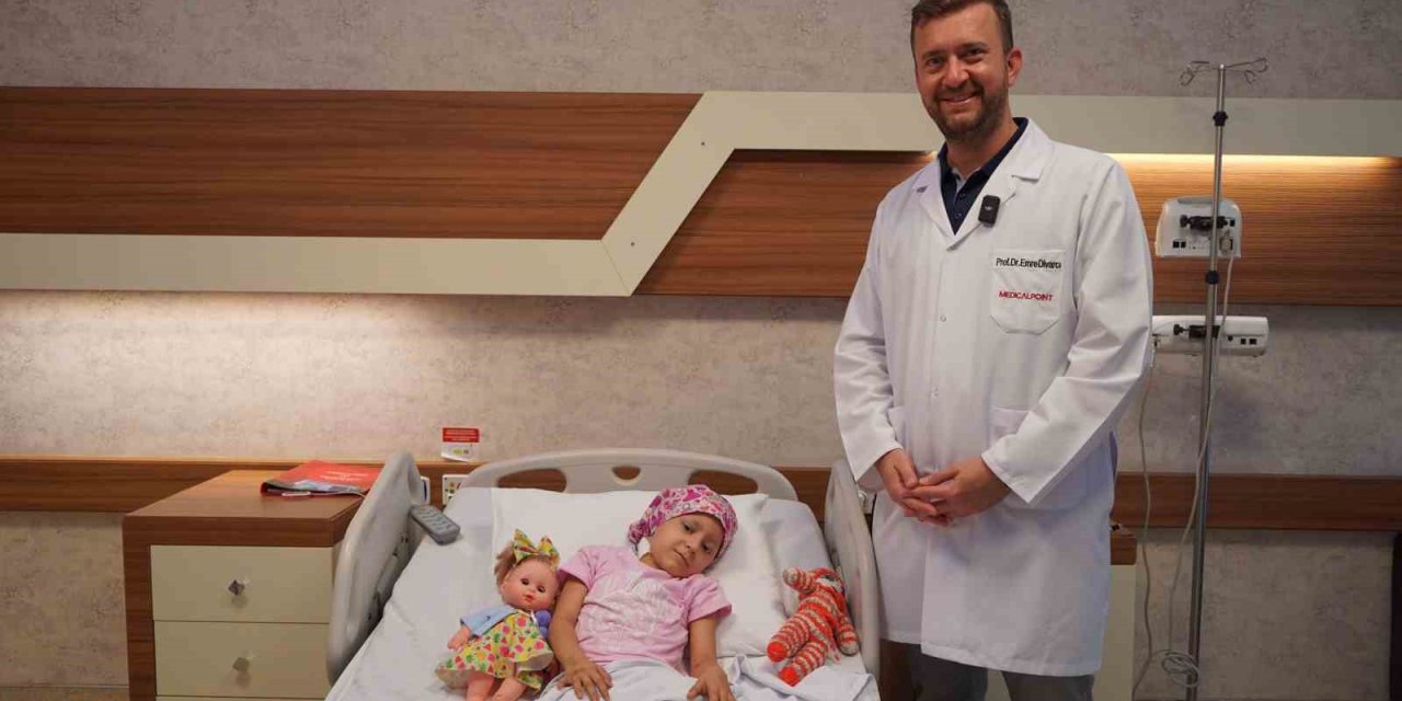 Tanısı konulamayan küçük Zeynep, kanseri robotik cerrahi ile yendi