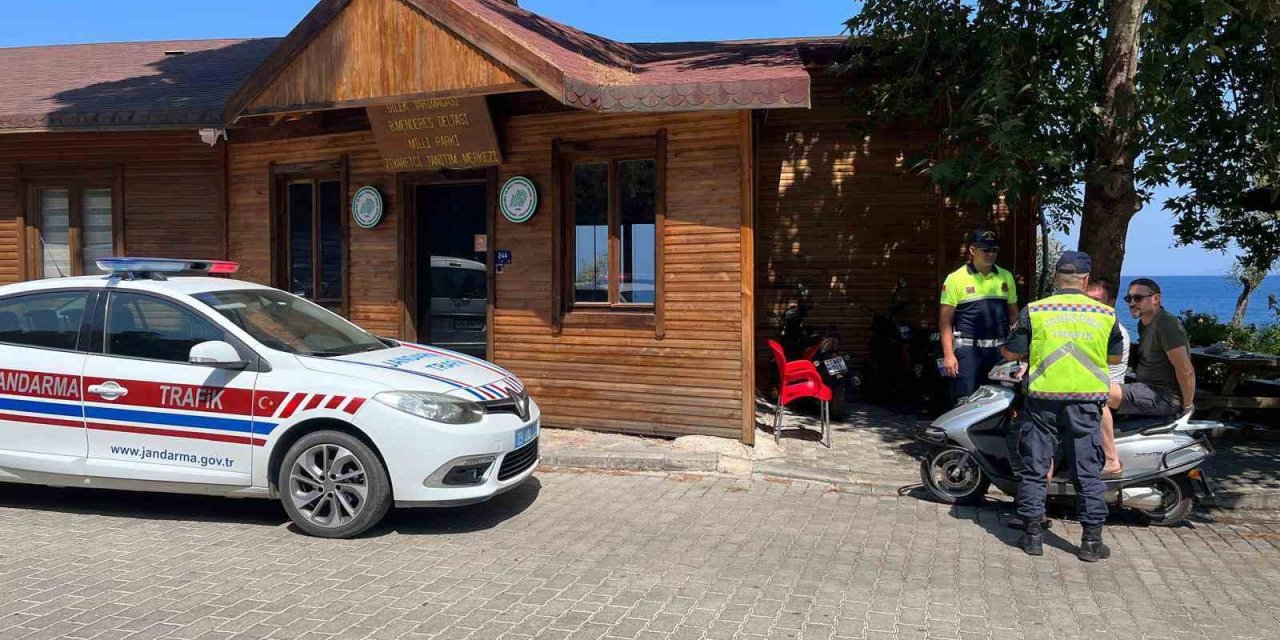 Trafik jandarması sürücüleri bilgilendirdi