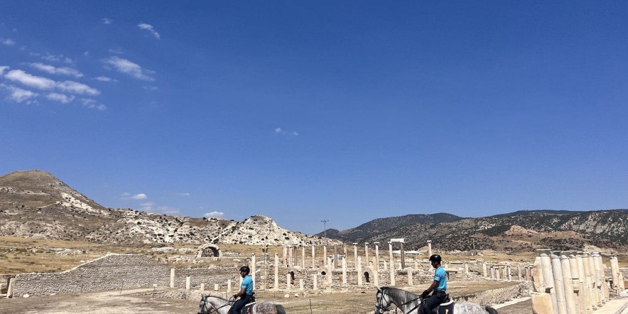 Atlı jandarma timi Tripolis’te devriye gezdi