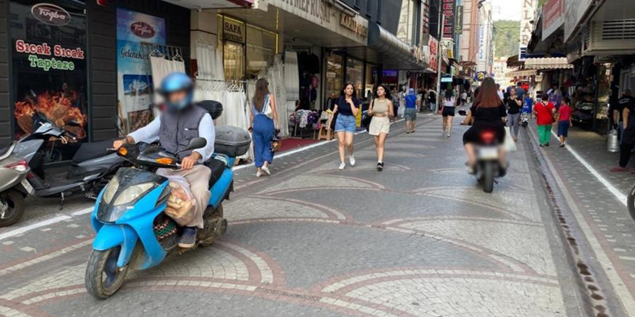 Uyarı levhalarını dikkate almayan motosiklet sürücülerine esnaf ve vatandaşlardan tepki