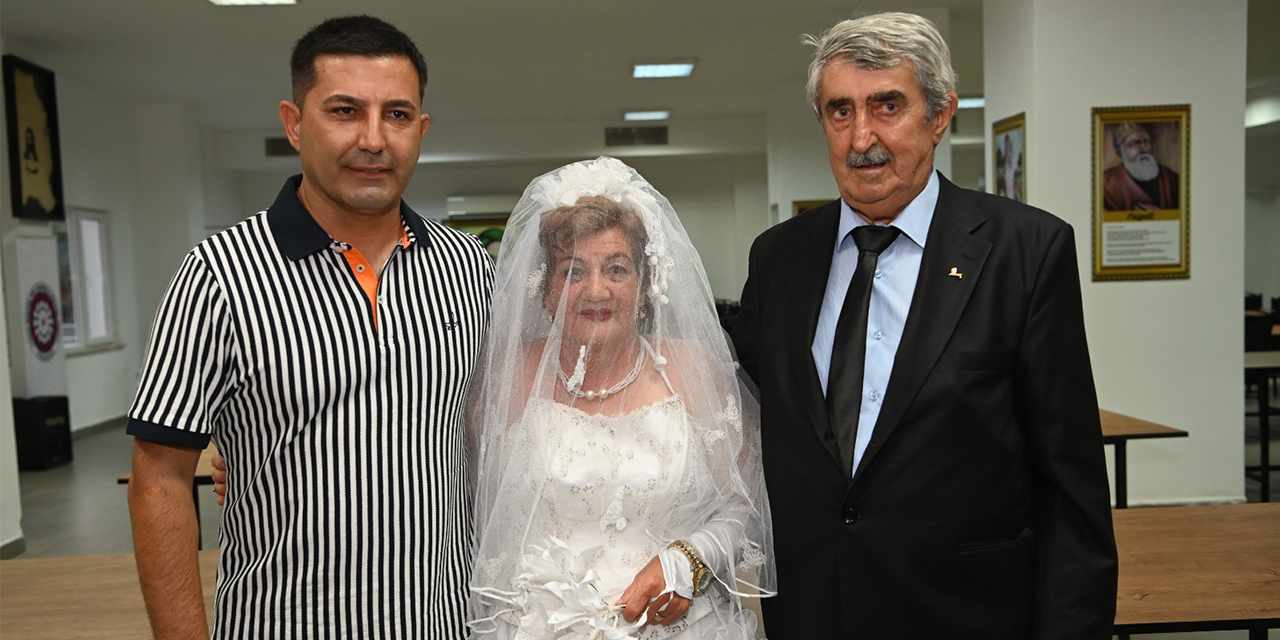 Özlemini çektiği beyaz gelinliği 56 yıl sonra giydi
