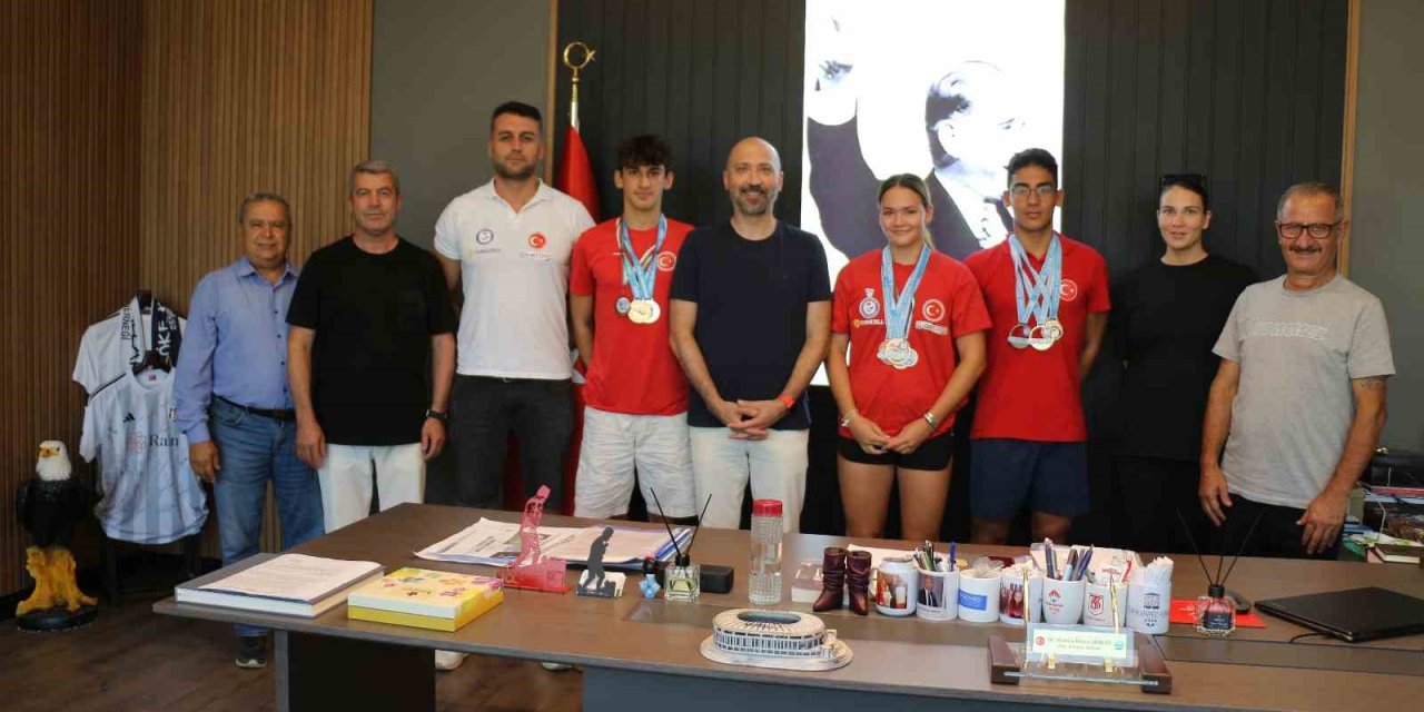 Başkan Arıkan, şampiyon yüzücüleri ağırladı