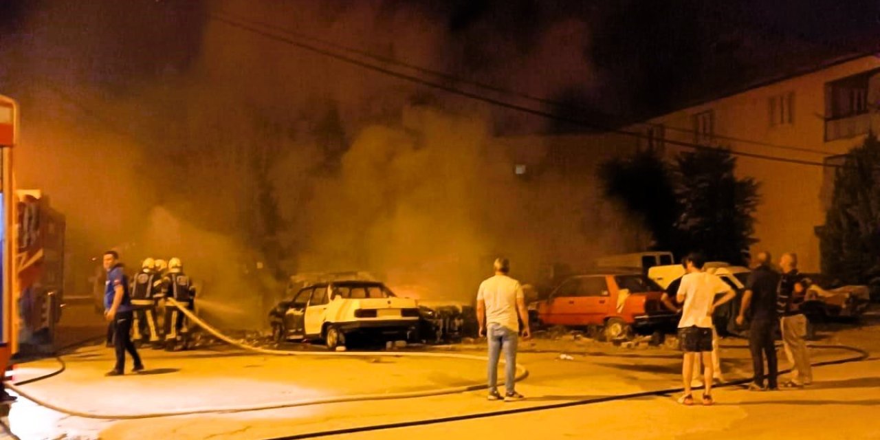 Otoparktan yükselen alevler 7 aracı kül etti