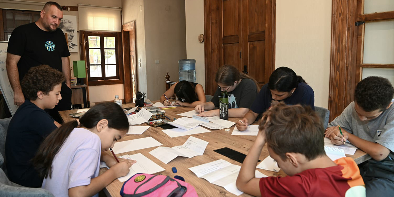 Kuşadası'nda çocuklar sözcüklerin büyülü dünyasına şiirle daldı