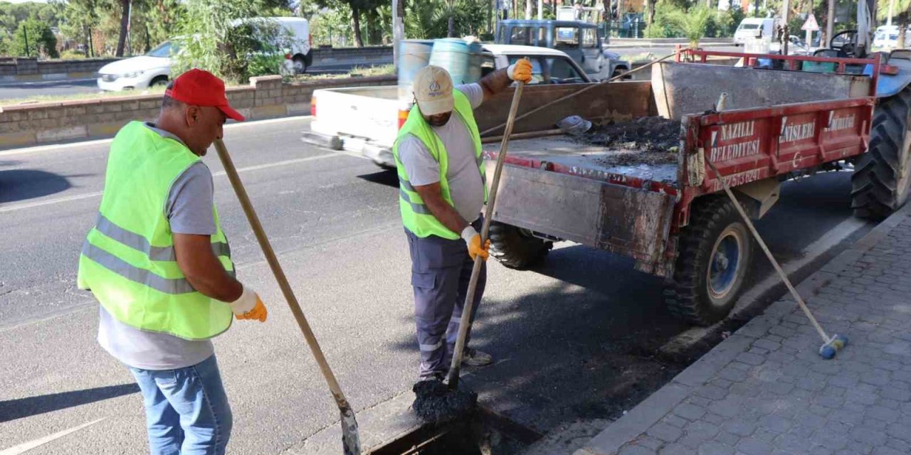 Nazilli’de karayolu güzergahı üzerinde mazgal temizliği yapıldı