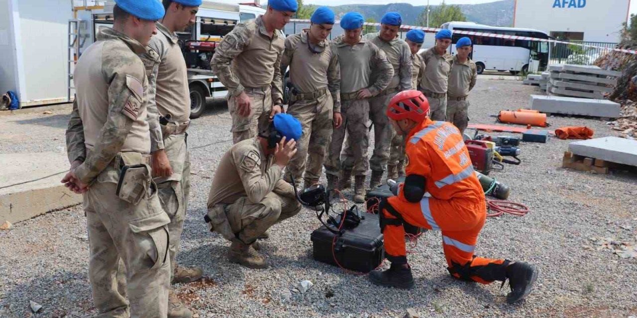 Muğla İl Jandarma Komutanlığı’nda depremde arama kurtarma eğitimi verildi