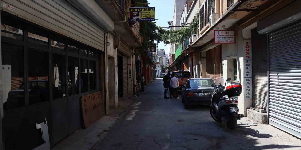 İzmir’de polisten kaçan şüpheliye vatandaştan çelme