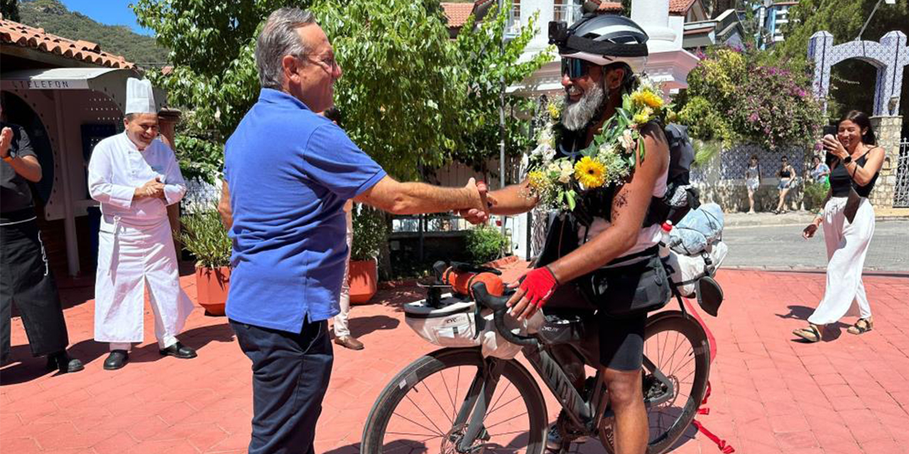 Almanya’dan bisiklet ile Fethiye’ye geldi