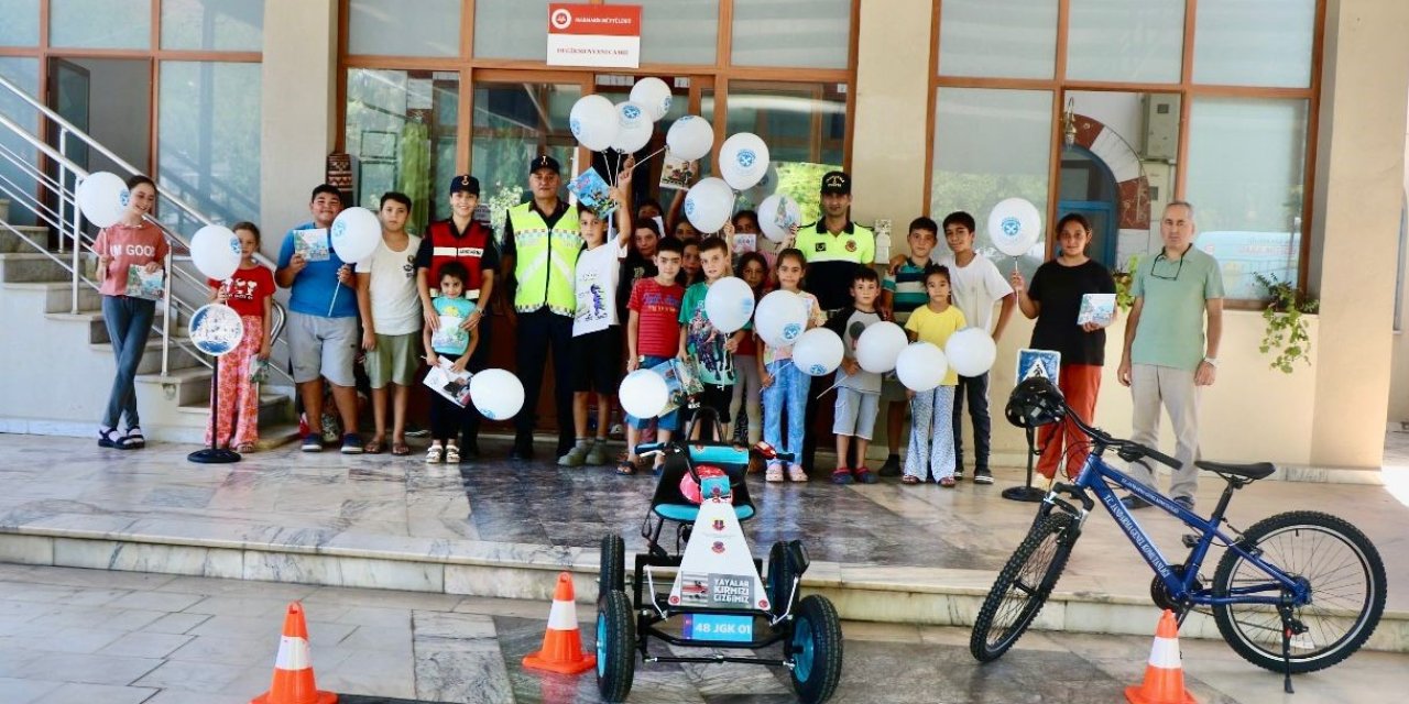 Mobil trafik güvenliği eğitim timi, öğrencilere trafik eğitimi verdi