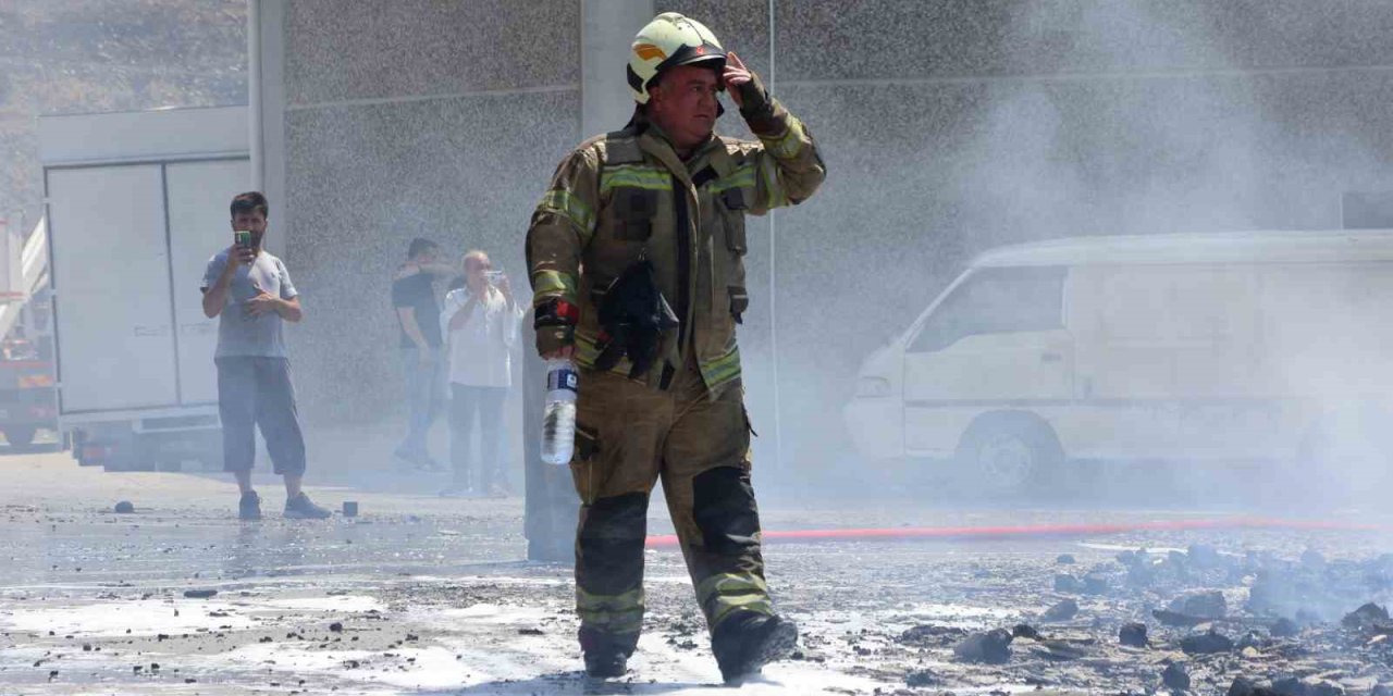 İzmir’deki yangında 3 fabrika, 5 araç zarar gördü