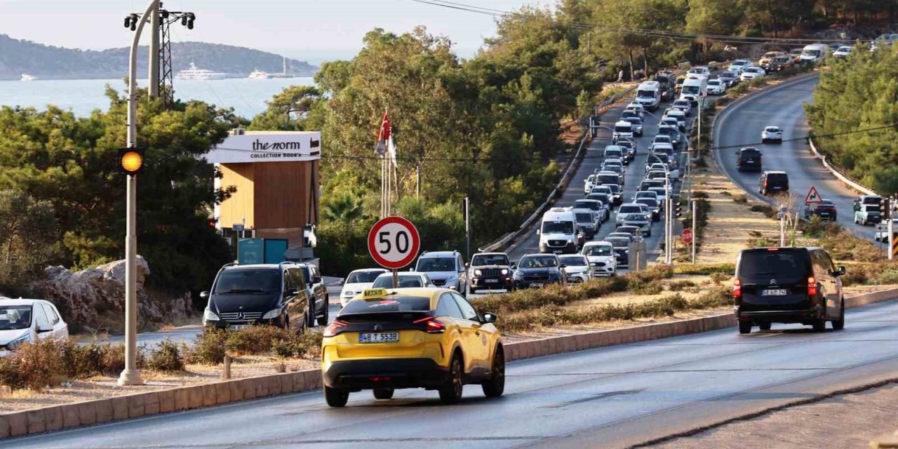 Bodrum’a 24 saatte giriş yapan 20 bin araç trafiği kilitledi