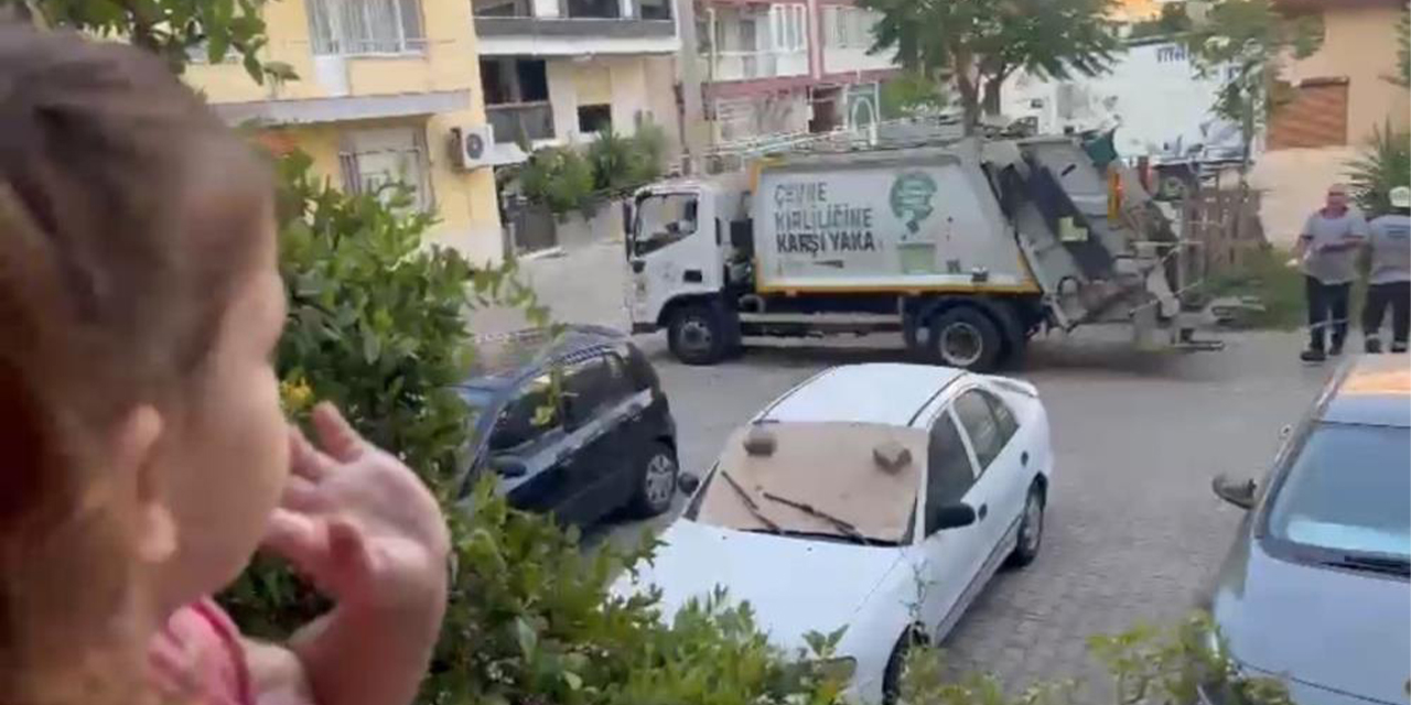 Minik İnci temizlik işçileri için balkondan ayrılmıyor