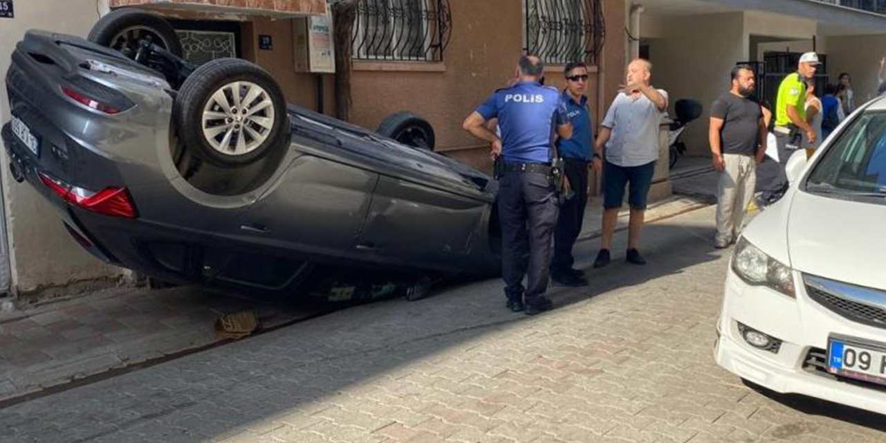Park halindeki araca çarpan otomobil ters döndü: 1 yaralı