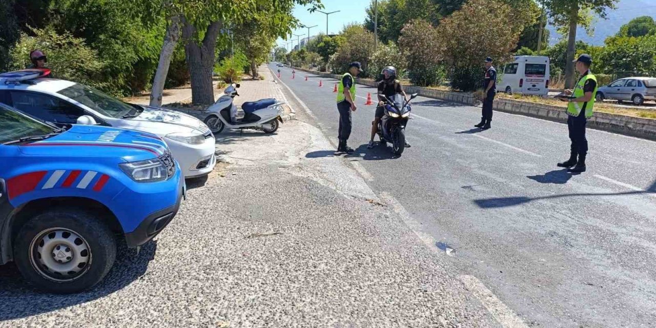 Jandarma ekipleri vatandaşları bilgilendirdi