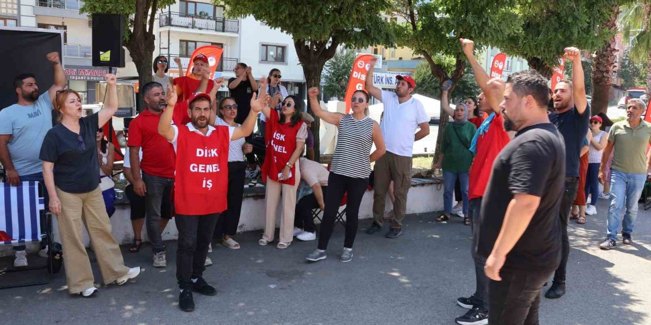 Kemalpaşa ve Çiğli belediyelerinden çıkarılan işçilerin eylemi sürüyor