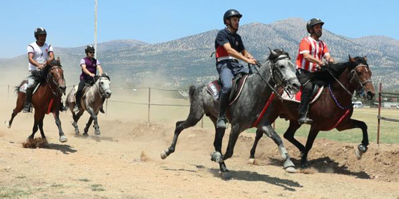 Rahvan atlar pistin tozunu attırdı