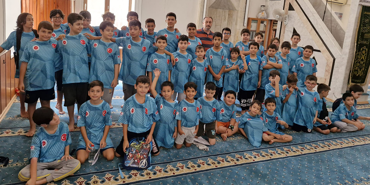 Yaz Kur’an kursunu başarıyla bitiren öğrencilere forma dağıtıldı
