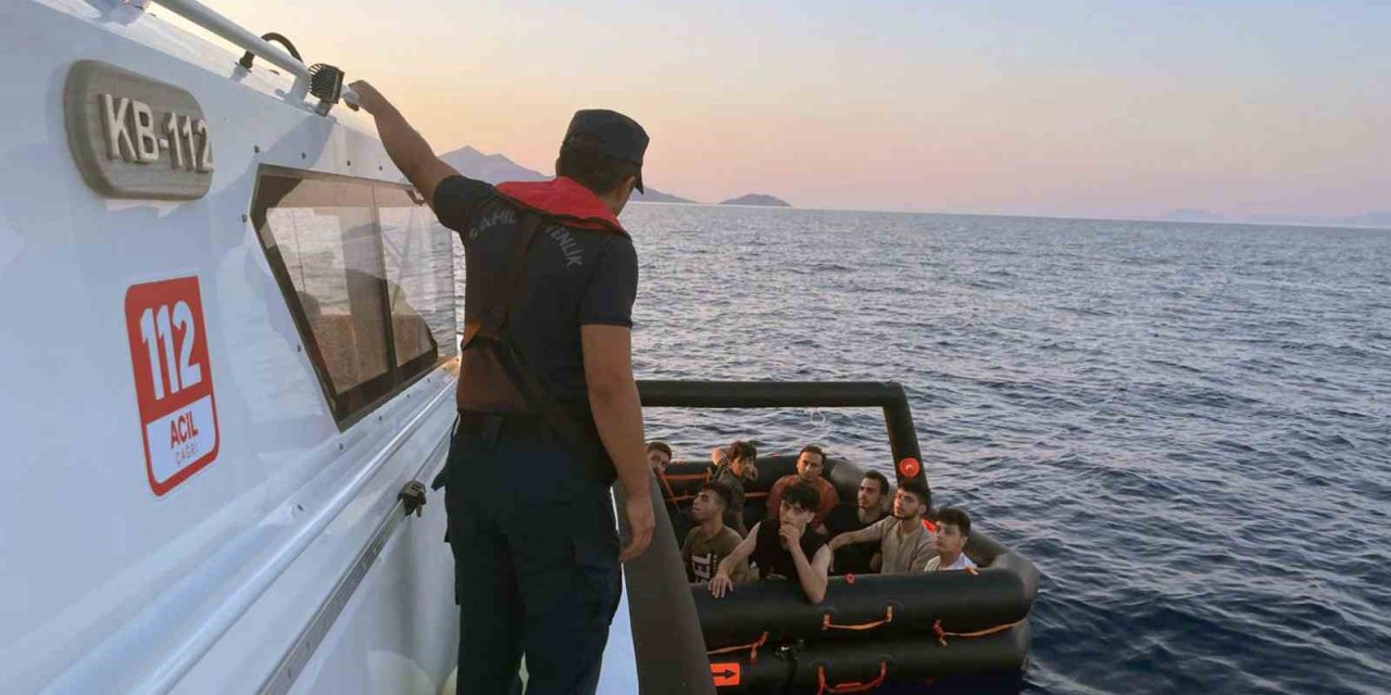 Yunan sahil güvenlik ekipleri 10 düzensiz göçmeni Türk karasularına geri itti