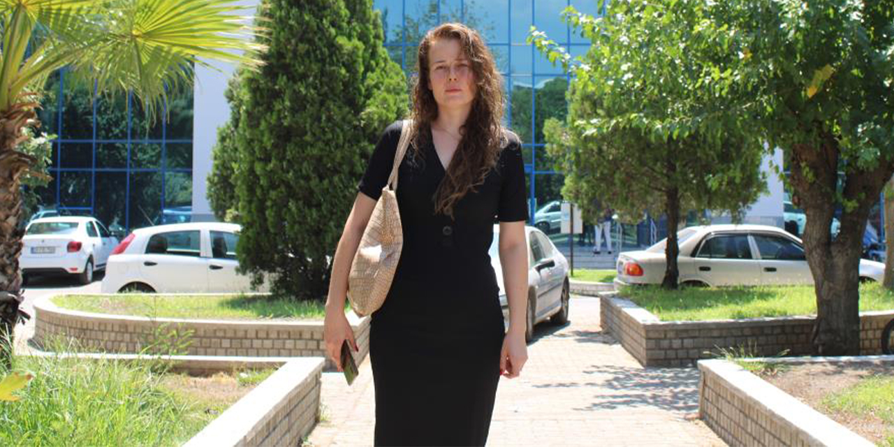 Mesaisini kapının önünde tamamlıyor