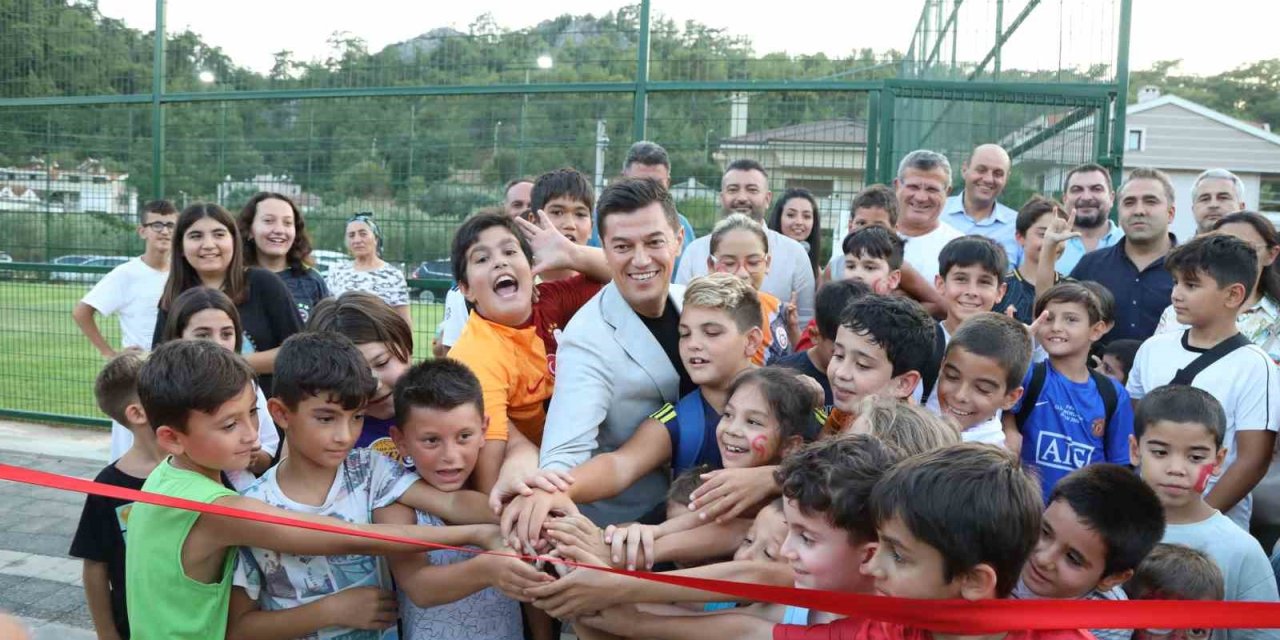 Başkan Ünlü, Beldibi’ne yapılan parkı çocuklarla beraber açtı