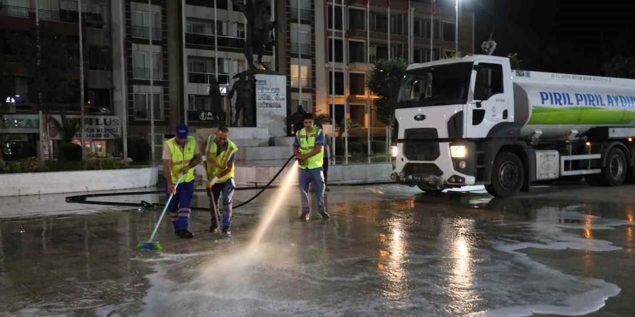 Büyükşehir İncirliova’da temizlik çalışması gerçekleştirdi
