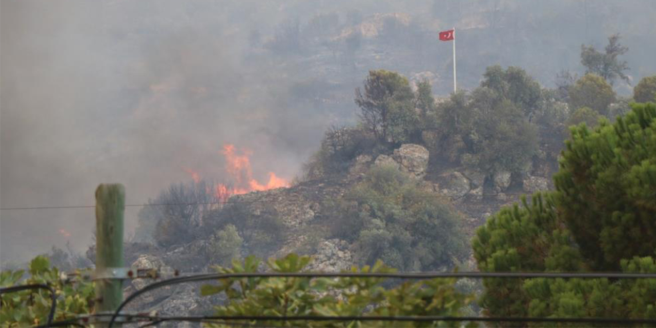 Dağ taş yandı, Türk bayrağı alevlerden korundu
