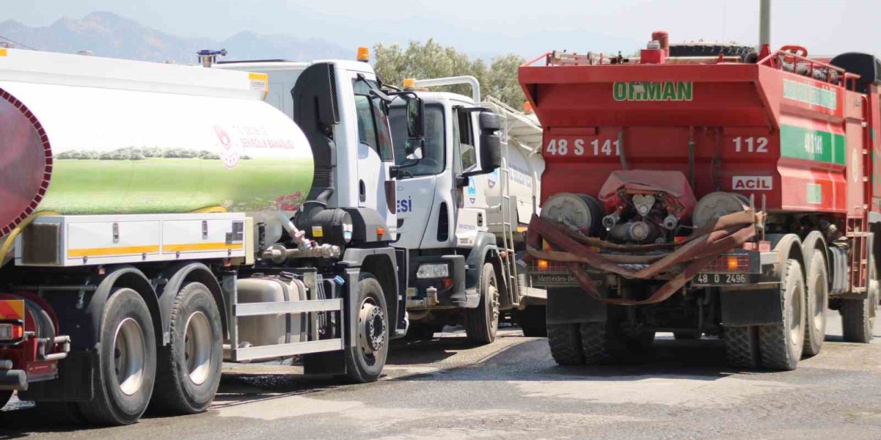 Tam mesai yapan itfaiye ve orman araçlarına tankerlerle su takviyesi yapılıyor