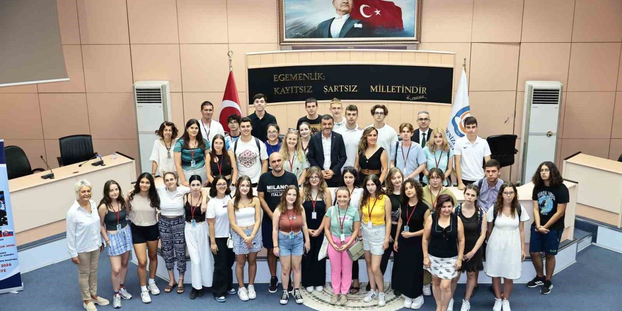 Başkan Çavuşoğlu dünya gençleriyle buluştu