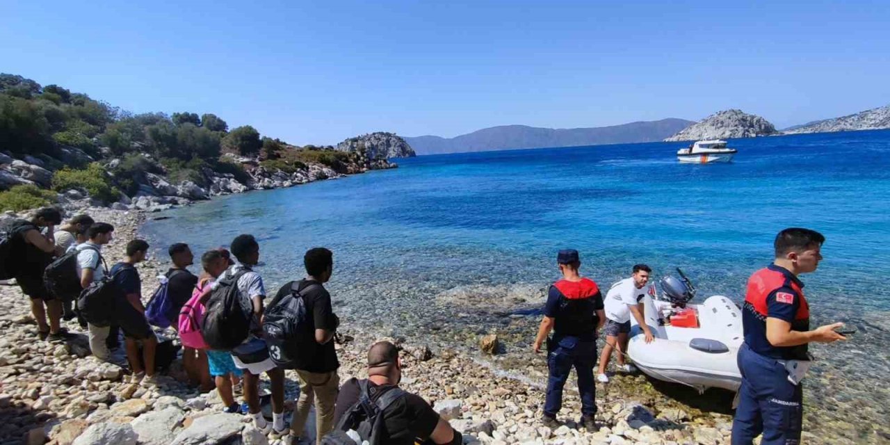 Bozburun Girneyit koyunda 13 düzensiz göçmen ve 2 göçmen kaçakçısı yakalandı