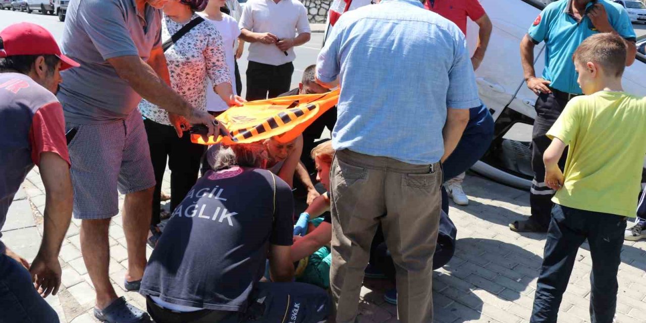 Kavşakta çarpışan araçlardan biri takla attı: 1 yaralı