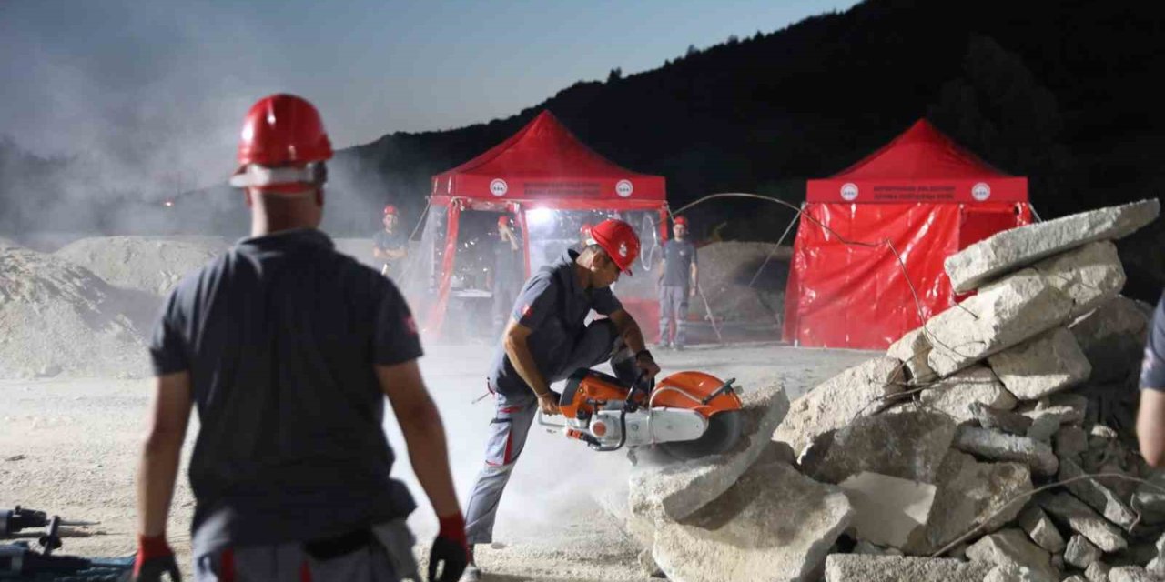 Seferihisar Belediyesi’nden gerçeği aratmayan deprem tatbikatı