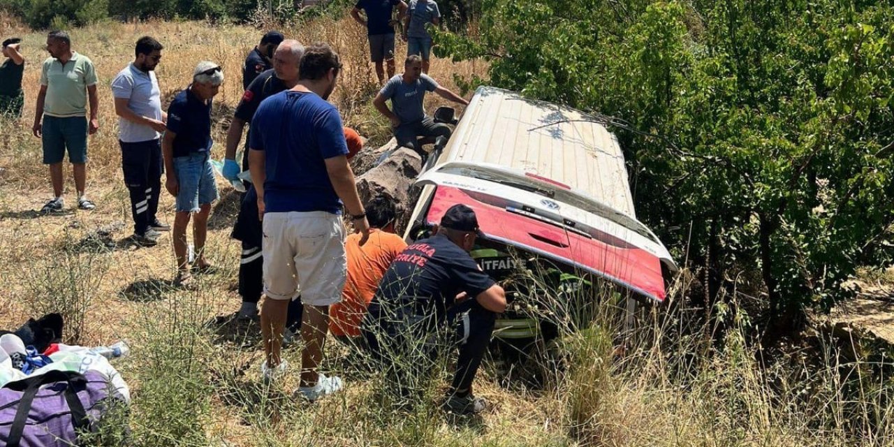 Hakimiyeti kaybolan minibüs şarampole yuvarlandı: 7 yaralı