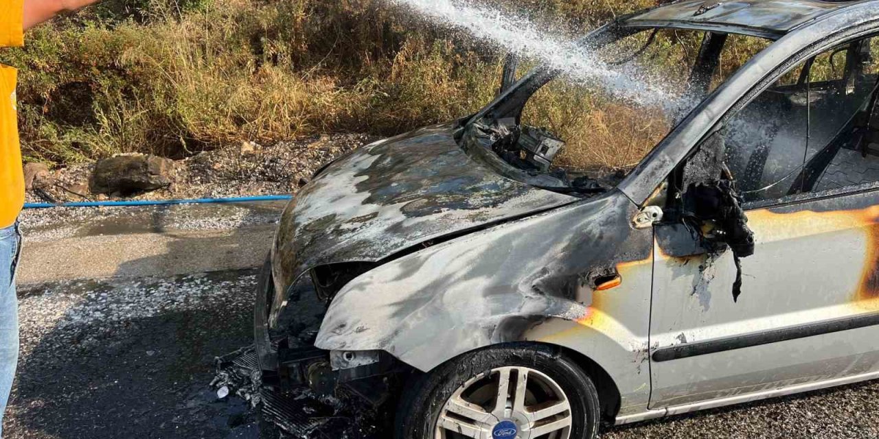 Milas’ta seyir halindeki araç alev aldı