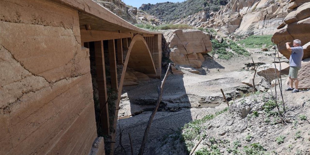 Baraj suyu çekildi, 100 yıllık köprü ortaya çıktı