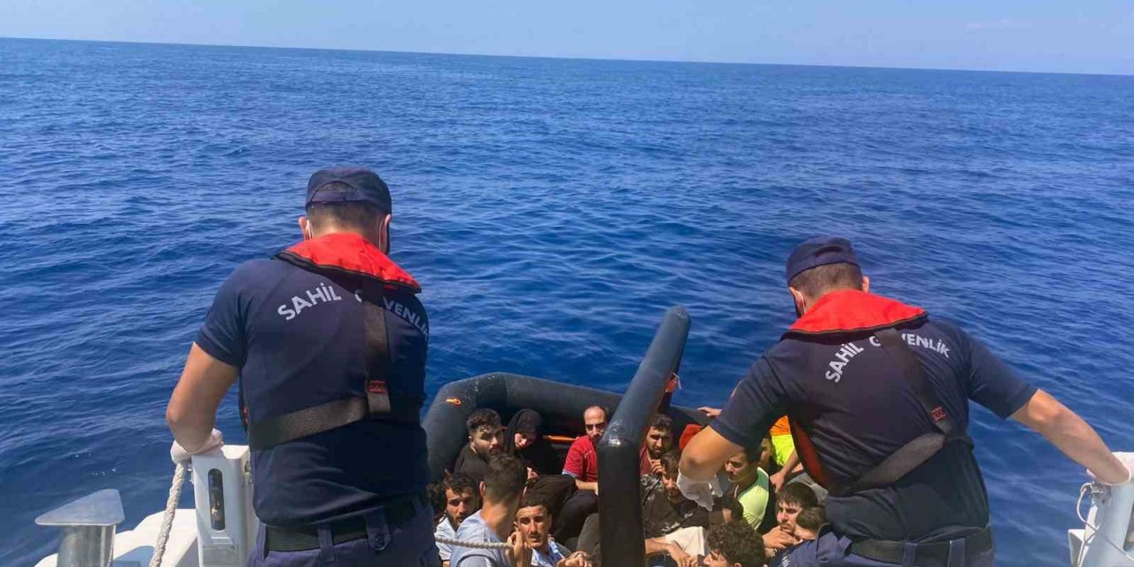 Yunanistan’ın geri ittiği 21 düzensiz göçmen kurtarıldı