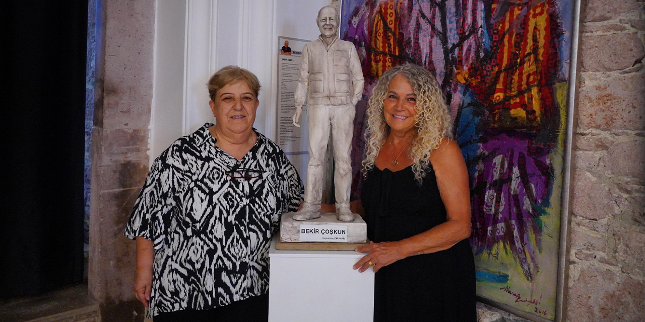 Heykeltıraş Zeynep Parin, Bekir Coşkun’un heykelini kütüphaneye armağan etti