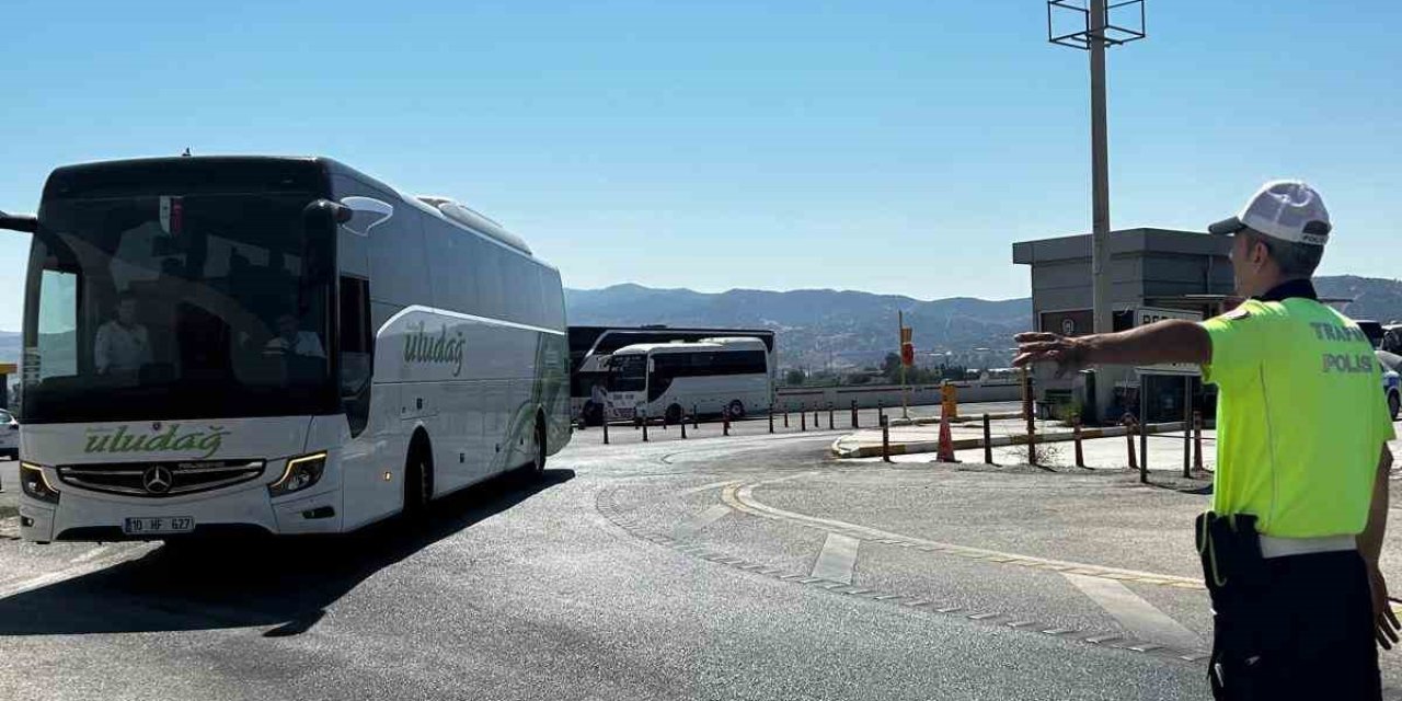 Trafik ekipleri emniyet kemerinin önemine dikkat çekti