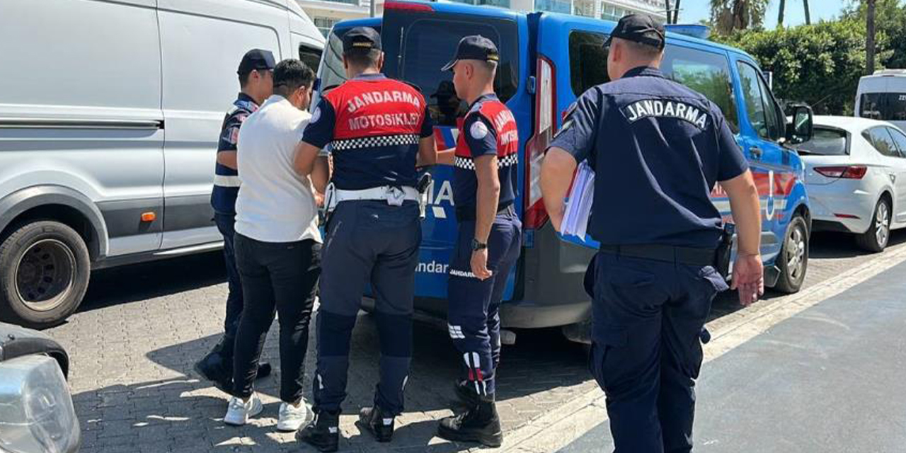 Dolandırıcı kadın, erkek kılığında yakalandı