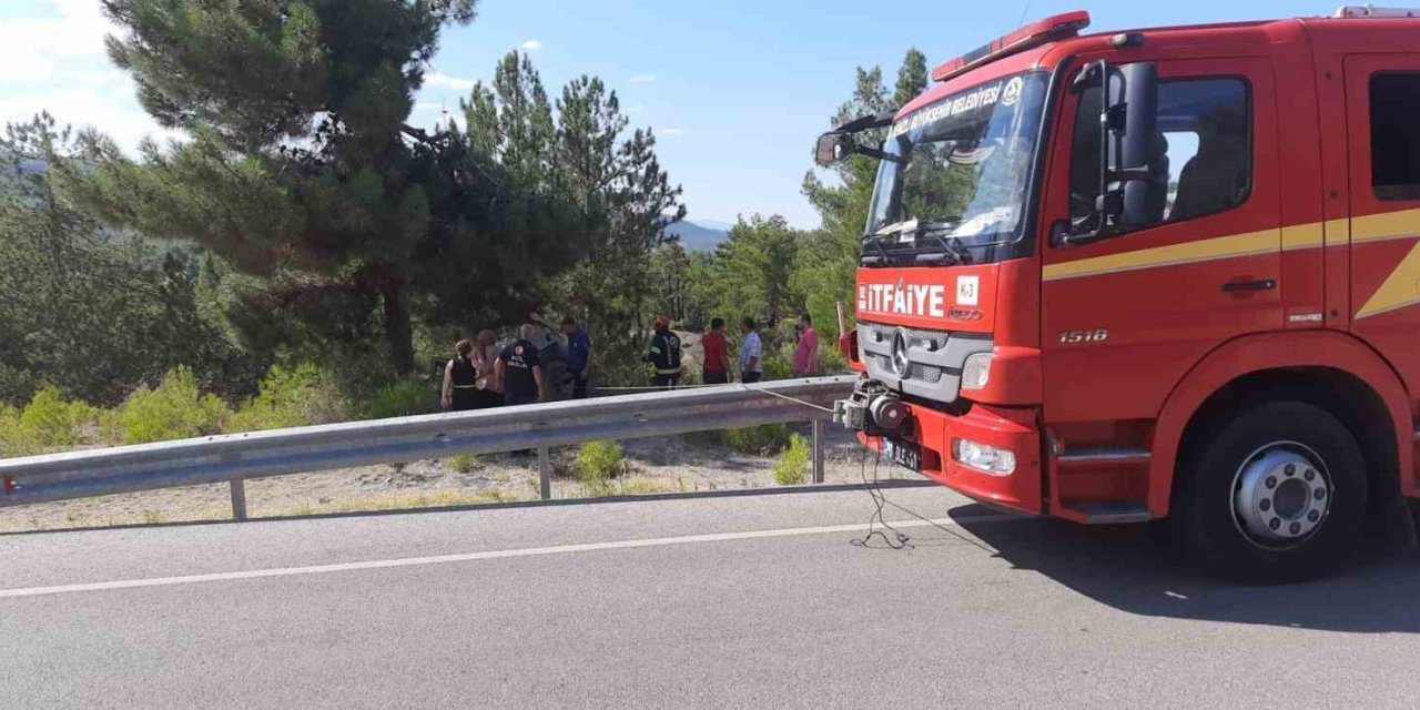 Yoldan çıkan araç ağaca çarparak durabildi: 1 ölü, 2 yaralı