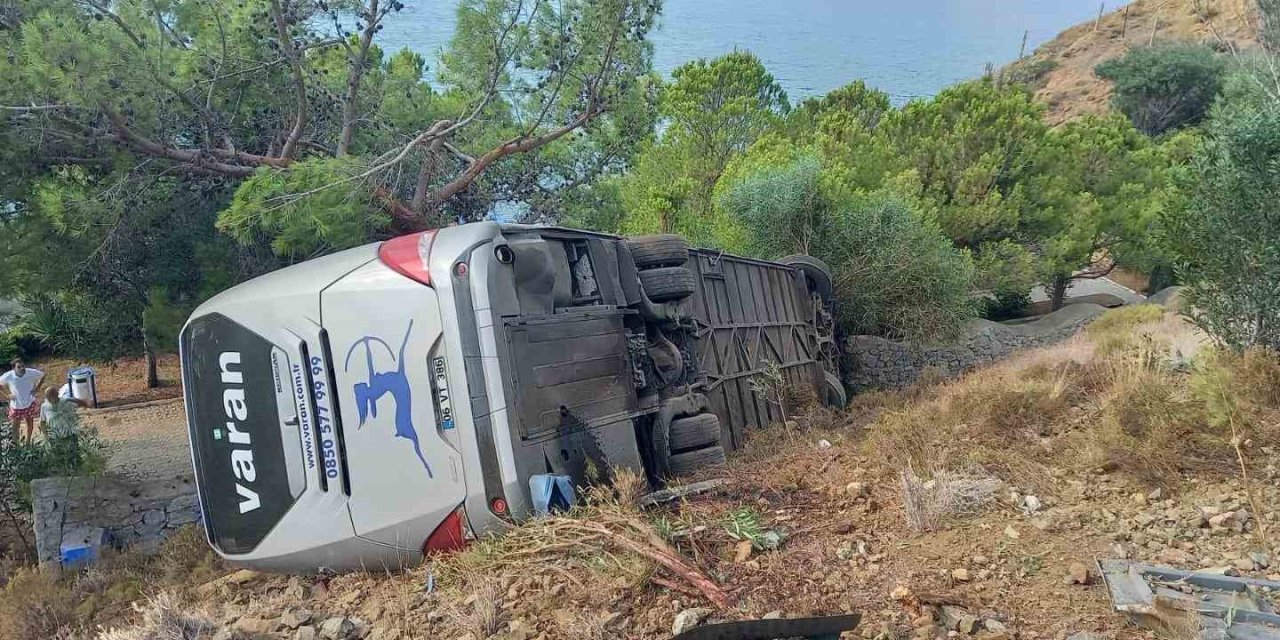 Yolcu otobüsü uçuruma yuvarlandı: 3 yaralı