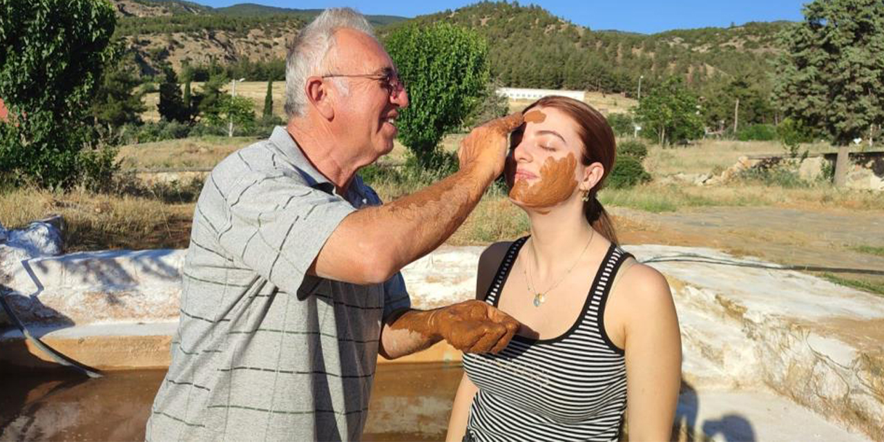 Karahayıt’ın termal çamuru şifa dağıtıyor