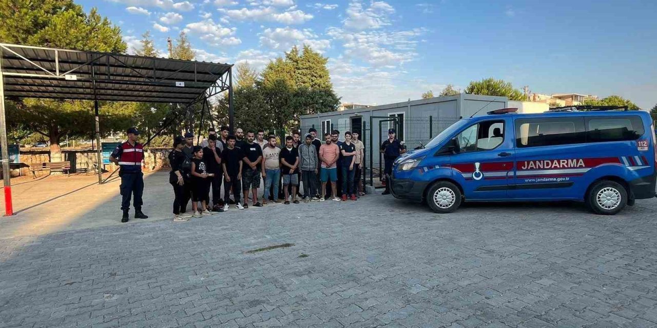 Didim’de 25 düzensiz göçmen ve 1 göçmen kaçakçısı şüphelisi yakalandı
