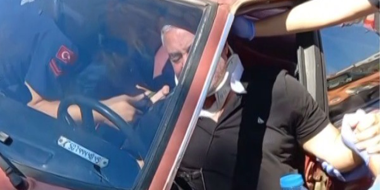 Otomobilde sıkışan sürücüyü itfaiye kurtardı