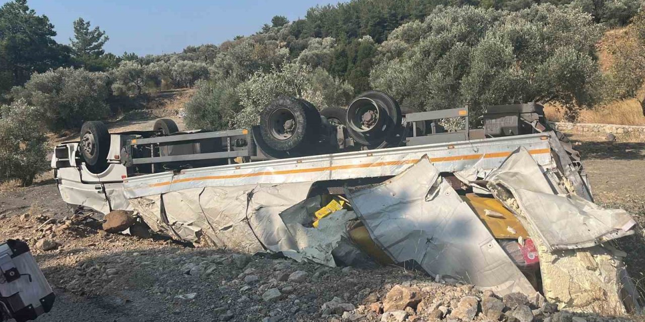 Freni tutmayan tır ters döndü, sürücüsü kazadan burnu bile kanamadan kurtuldu