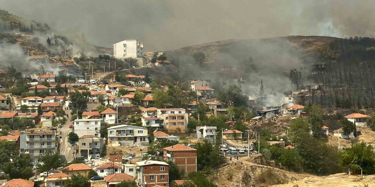 İzmir’de dün gece Yamanlar’da başlayan orman yangını evlere sıçradı. İtfaiye ekipleri olağanüstü bir çabayla yangını söndürmeye çalışıyor.