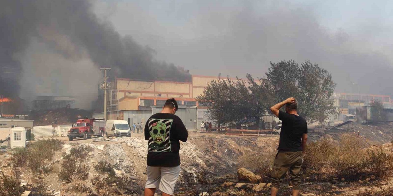 İzmir’de alevler iş yerlerine ve araçlara sıçradı